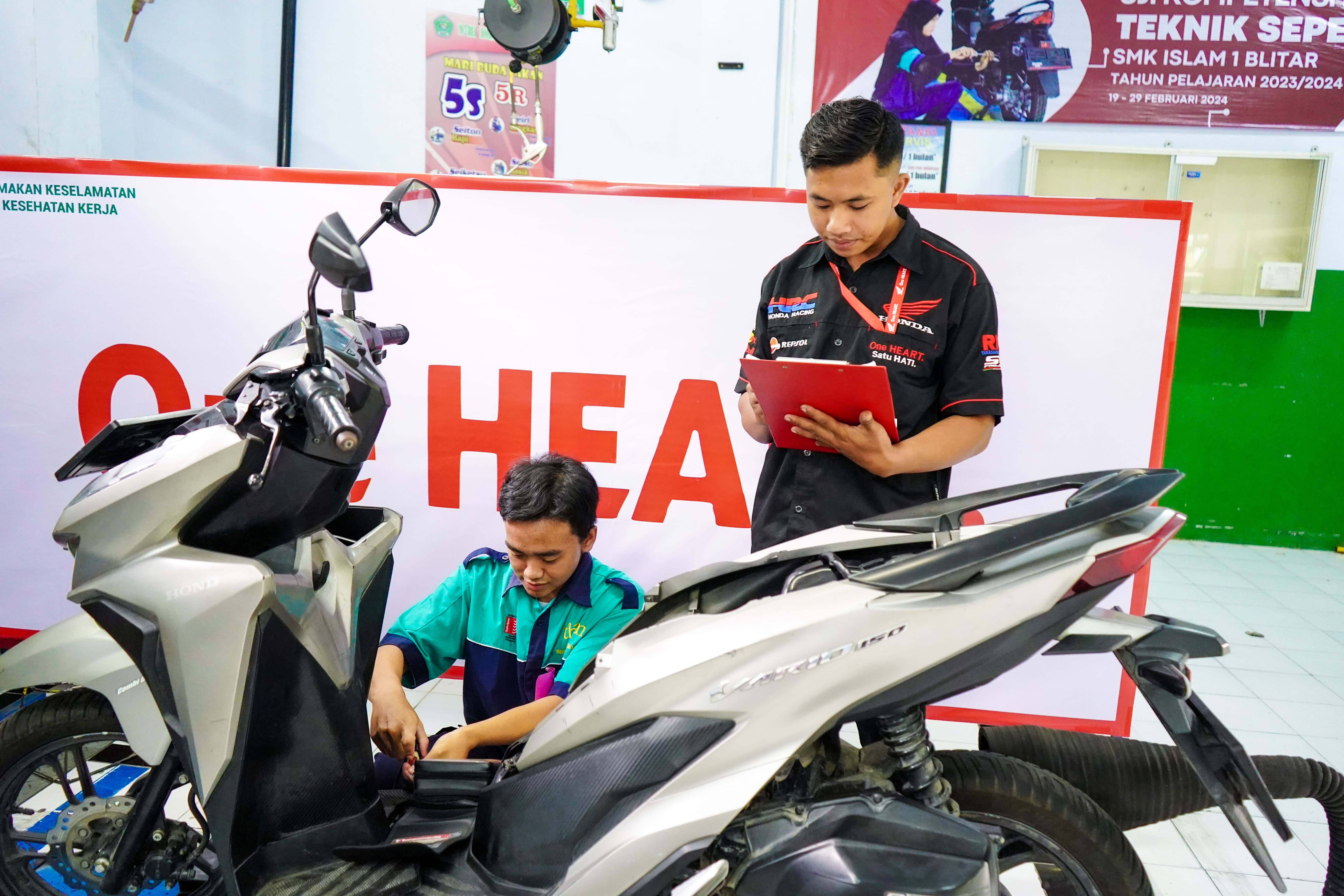 PRAKTIK PEMERIKSAAN SEPEDA MOTOR (3)