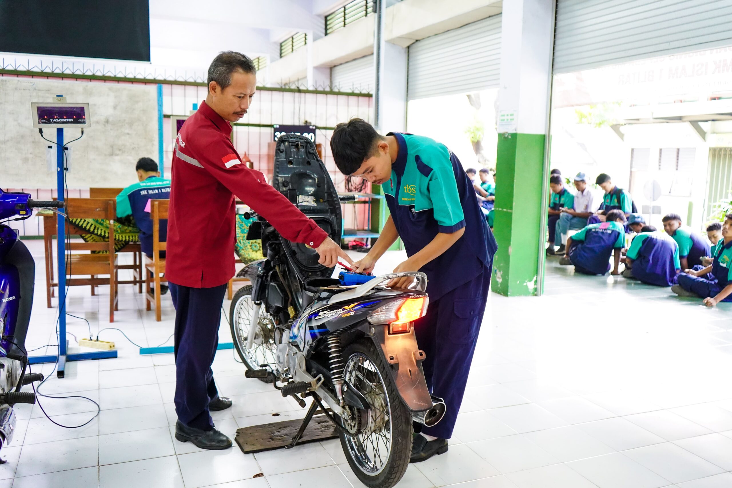 PRAKTIK PEMERIKSAAN SEPEDA MOTOR