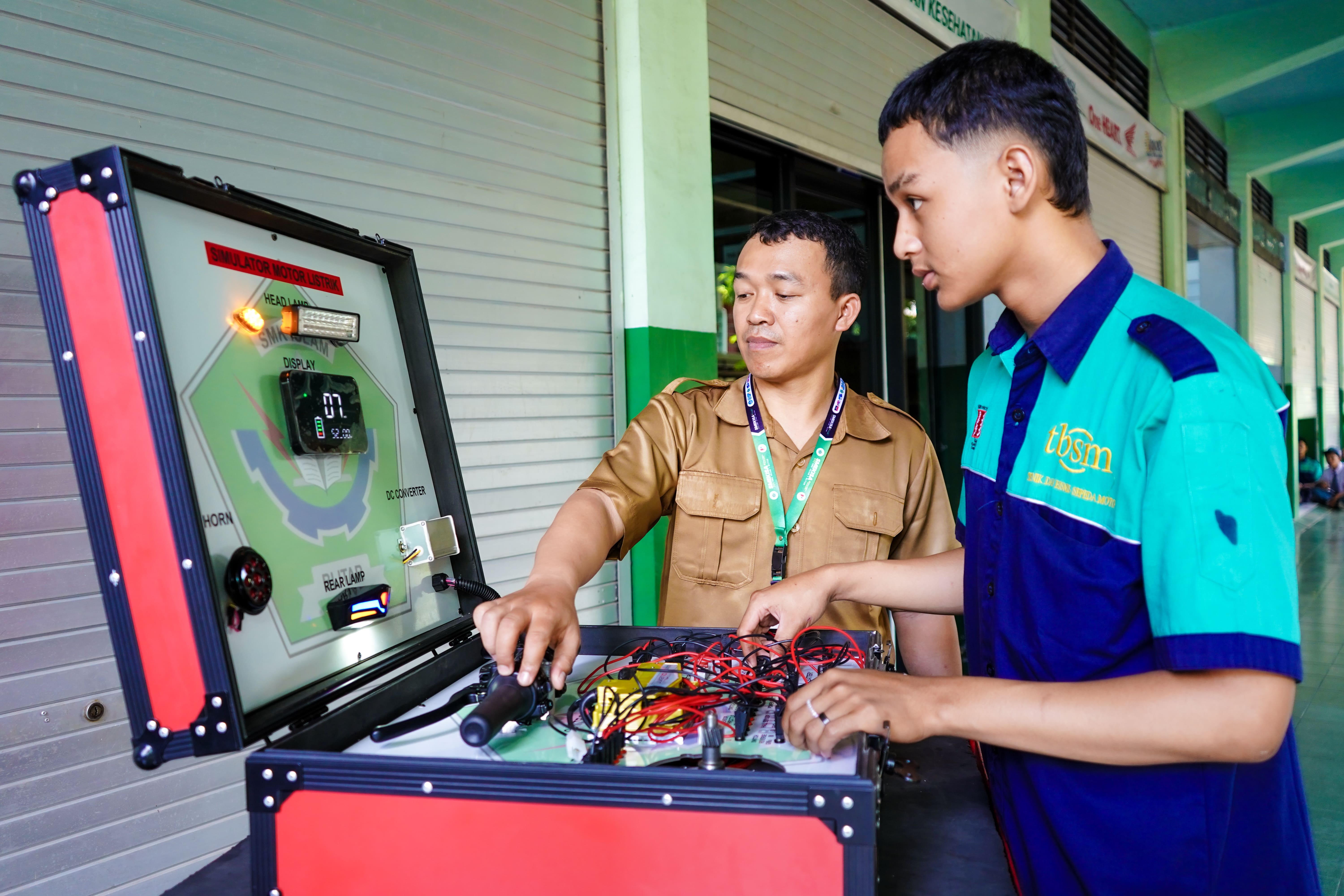 PRAKTIK TRAINER SEPEDA MOTOR LISTRIK